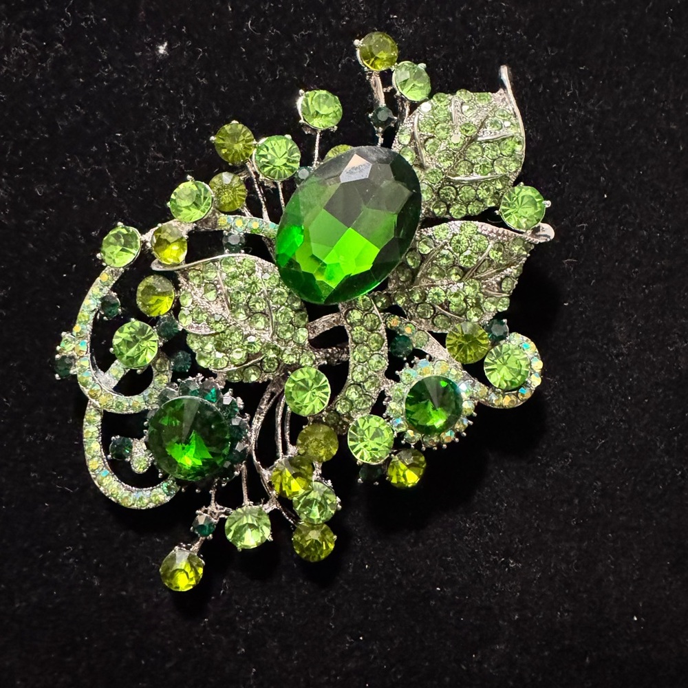 Vintage Green Crystal Brooch EUC